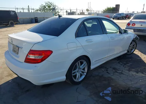 2013 Mercedes-Benz C 250 Sport z USA, uszkodzony, nr VIN WDDGF4HB6DG017592